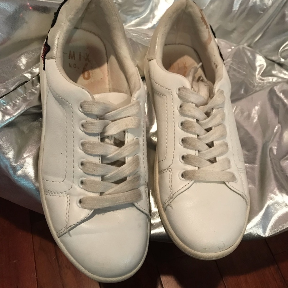 White sneakers with sequins rose